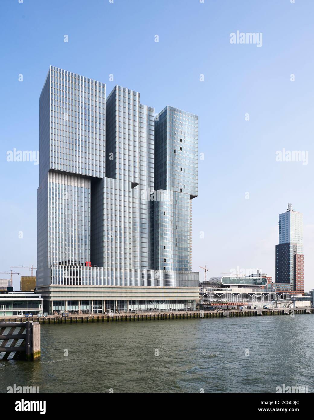 Esterno di De Rotterdam a Rotterdam, Paesi Bassi. Completato nel 2013 dallo studio OMA dell'architetto olandese REM Koolhaas. Una 'città verticale' ad uso misto di tre torri di vetro interconnesse. Si eleva su 44 piani ad un'altezza di 150 metri. Foto Stock