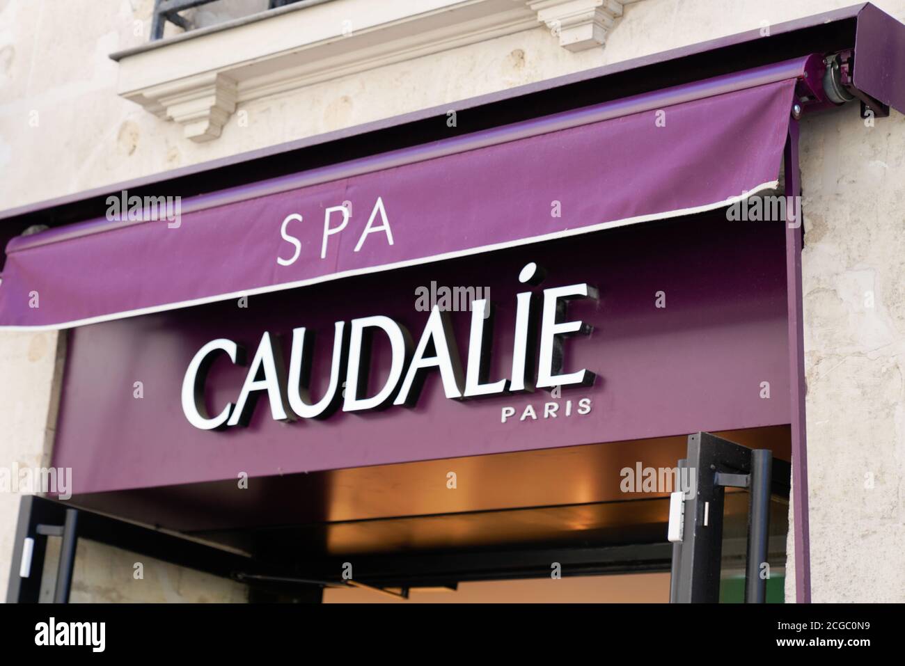 Bordeaux , Aquitaine / Francia - 09 01 2020 : Caudalie spa segno e logo di cosmetici verdi e razionali dal vino Bordeaux in Francia Foto Stock