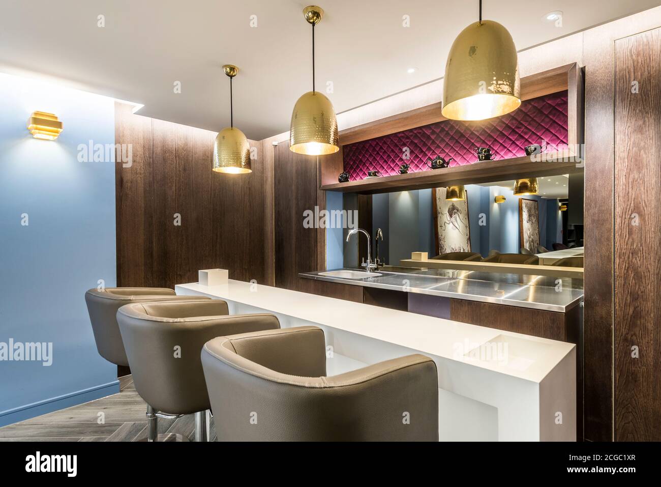 Nail bar in un lussuoso salone di parrucchiere tra il piano terra e il seminterrato con mobili su misura situato nel cuore di Soho, Londra, Regno Unito. Progetto completato nel novembre 2017. Foto Stock