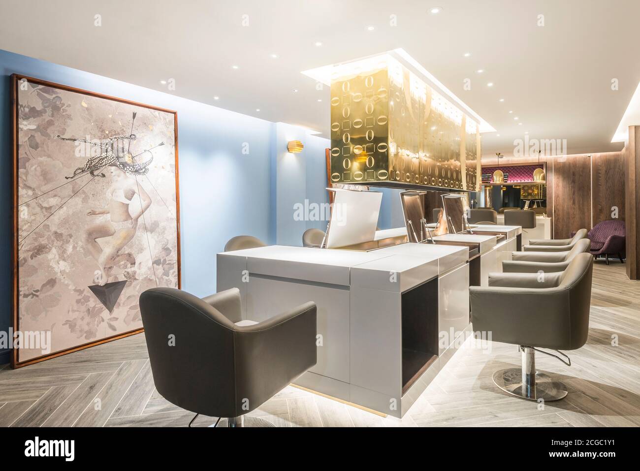 Postazioni per capelli in un lussuoso salone di parrucchiere tra il piano terra e il seminterrato con mobili su misura situato nel cuore di Soho, Londra, Regno Unito. Progetto completato nel novembre 2017. Foto Stock