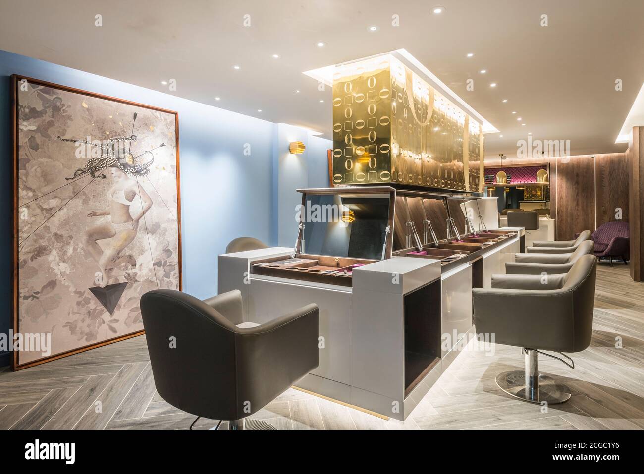 Postazioni per capelli in un lussuoso salone di parrucchiere tra il piano  terra e il seminterrato con mobili su misura situato nel cuore di Soho,  Londra, Regno Unito. Progetto completato nel novembre