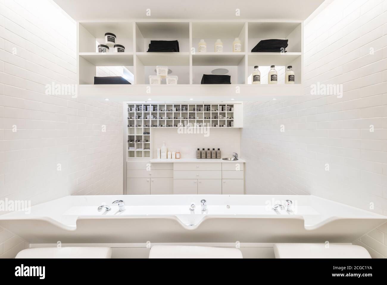 Laboratorio di colore e toilette in un lussuoso salone di parrucchiere tra il piano terra e il seminterrato con mobili su misura situato nel cuore di Soho, Londra, Regno Unito. Progetto completato nel novembre 2017. Foto Stock