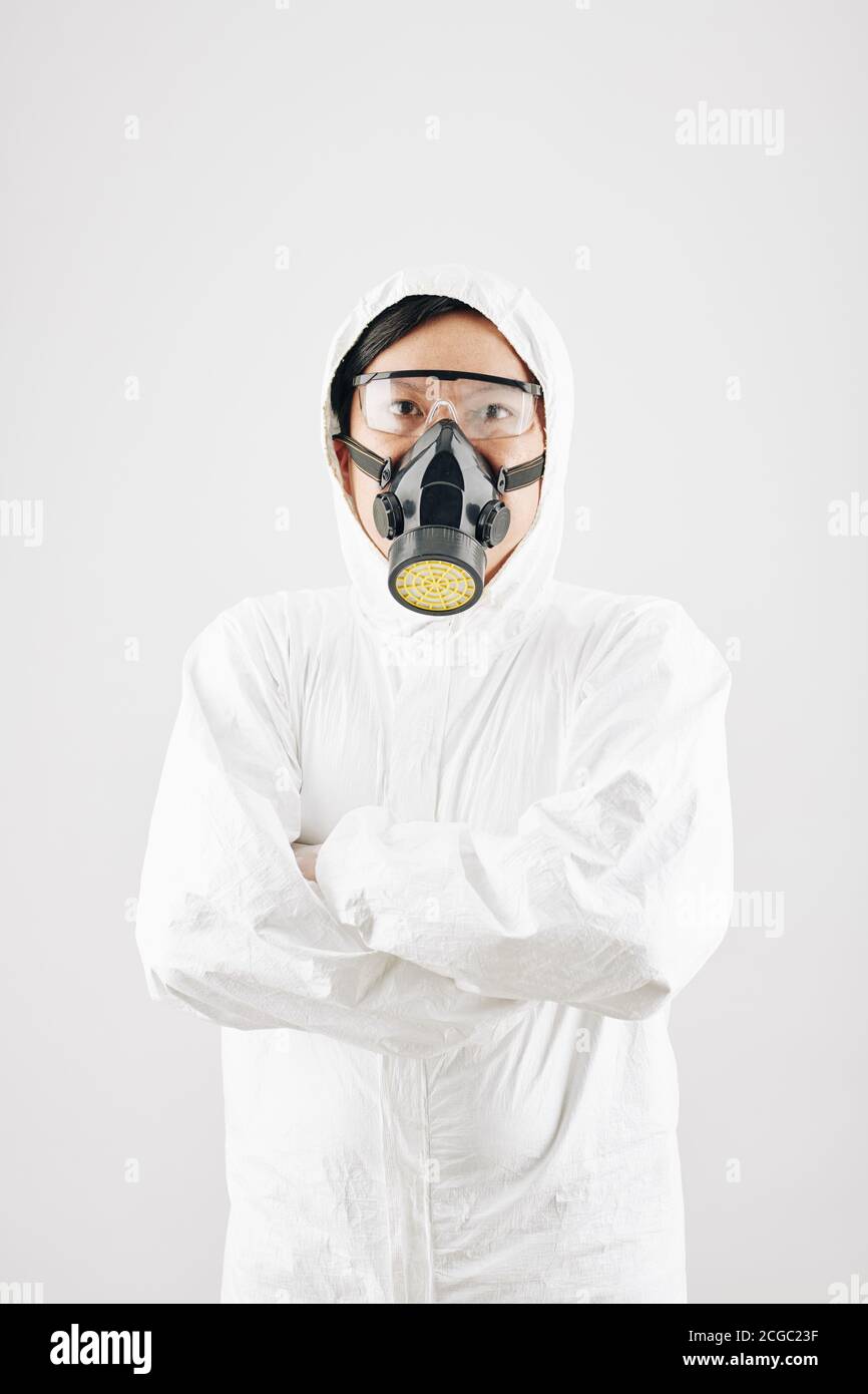 Militare Uomo In Tuta Protettiva E Maschera Antigas Allaperto - Fotografie  stock e altre immagini di Adulto - iStock