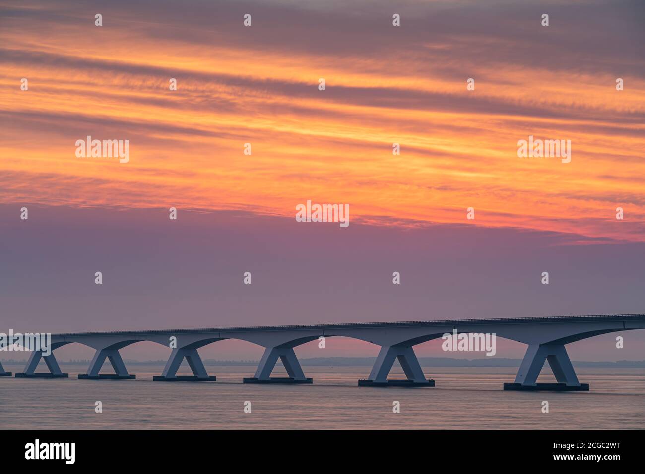 Il ponte di Zeeland (Olandese: Zeelandbrug) è il più lungo ponte nei Paesi Bassi. Il ponte attraversa il Oosterschelde estuario. Esso collega le isole Foto Stock