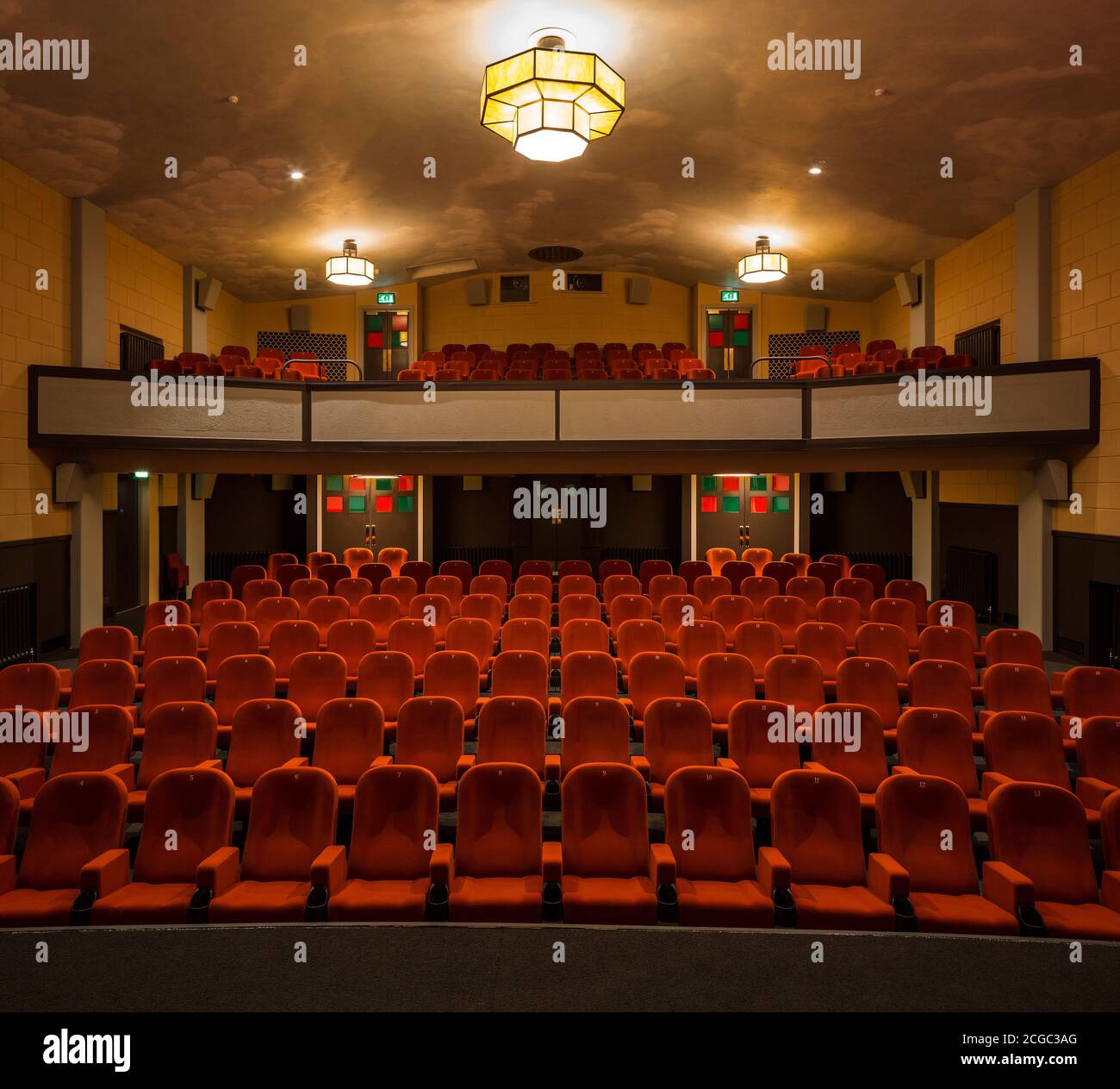 Campbeltown Picture House, Campbeltown, Scozia, Regno Unito. Schermo 1 auditorium principale dal palco che mostra il soffitto della funzione. Foto Stock