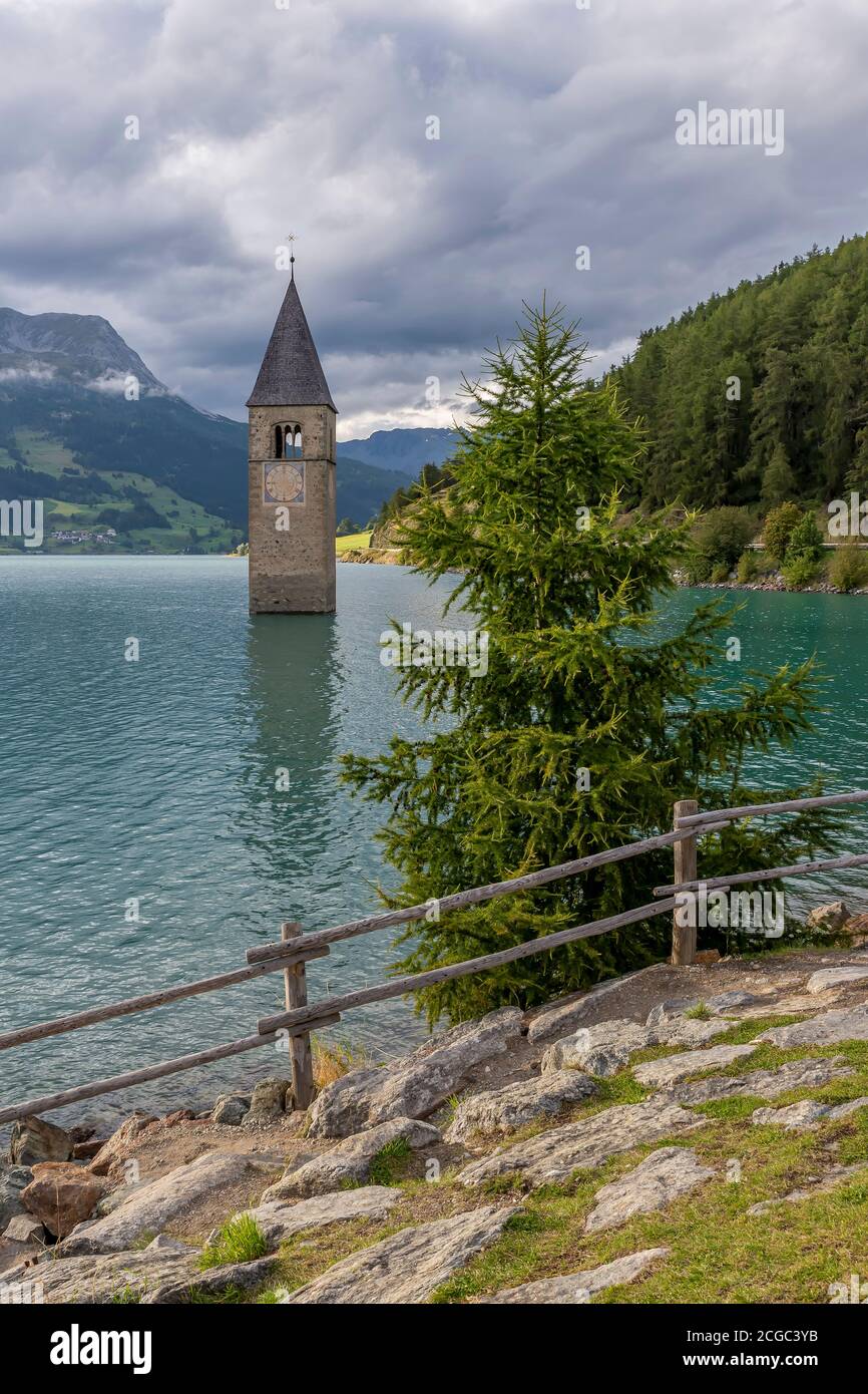 Vista verticale del vecchio campanile di Curon Venosta che emerge dal Lago di Resia, Alto Adige, Italia Foto Stock
