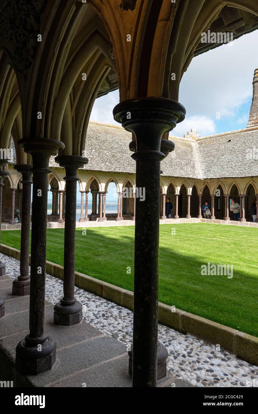 Il Chiostro di Mont Saint Michel con volta a coste, colonne e prato, Bretagna, Francia Foto Stock