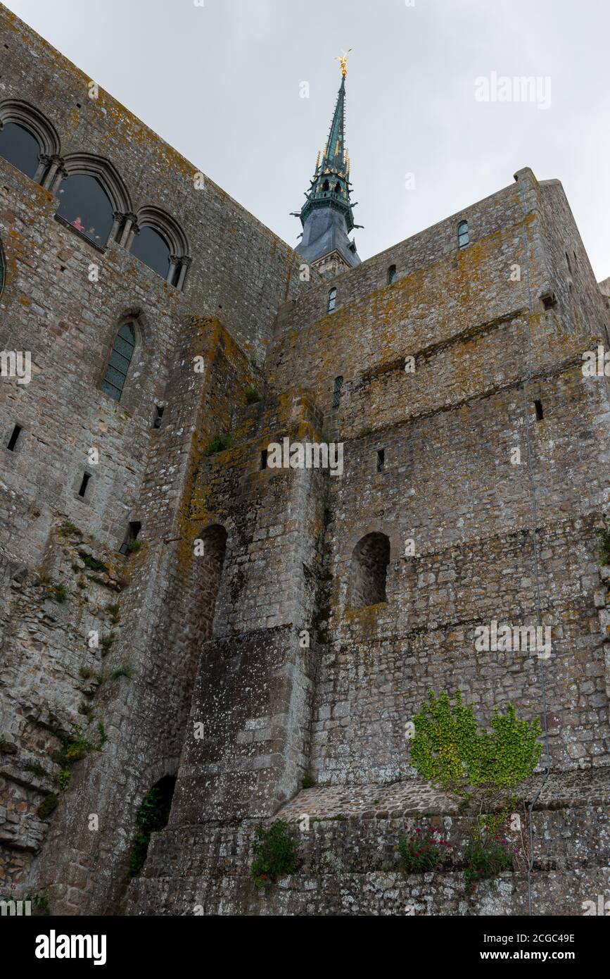 La chiesa romanica di Mont Saint Michel progettato da Guglielmo di Volpiano che domina l'isola delle maree, Bretagna, Francia Foto Stock
