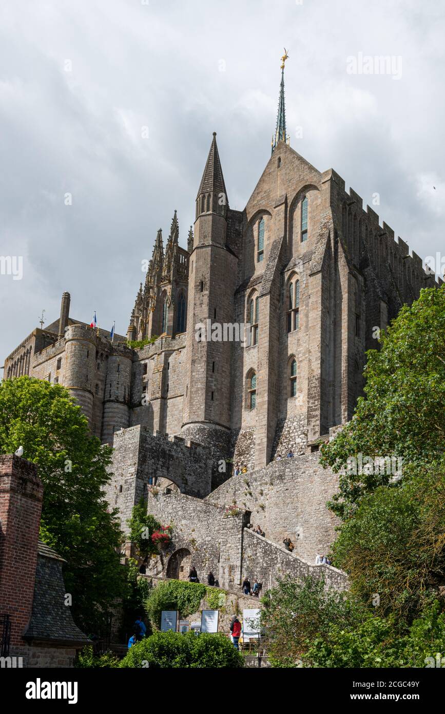 La chiesa romanica di Mont Saint Michel progettato da Guglielmo di Volpiano che domina l'isola delle maree, Bretagna, Francia Foto Stock