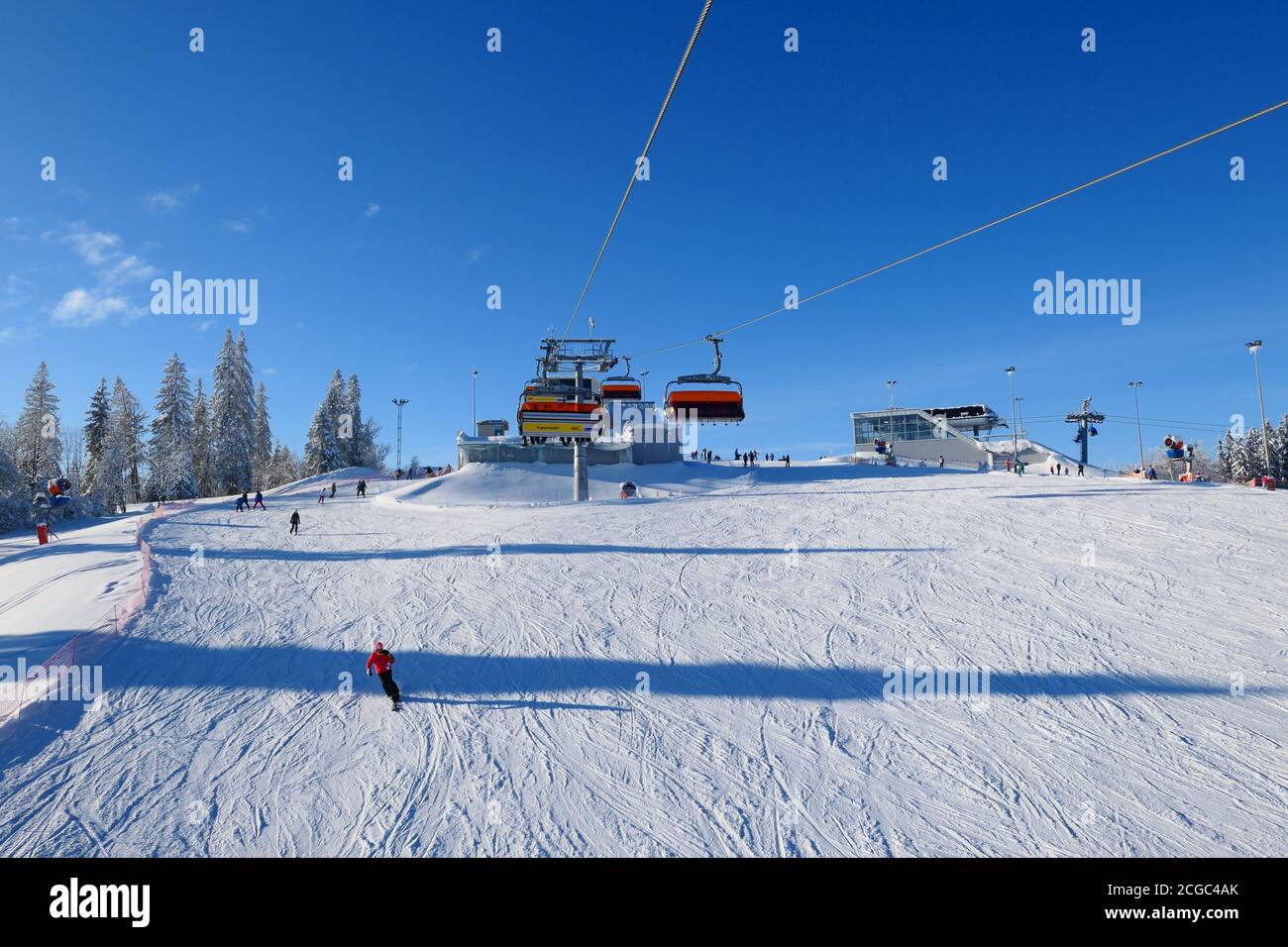 Bialka Tatrzanska, Polonia - 11 gennaio 2019: Vista dagli impianti di risalita sulla pista da sci nella popolare località invernale Kotelnica Bialczanska. Foto Stock