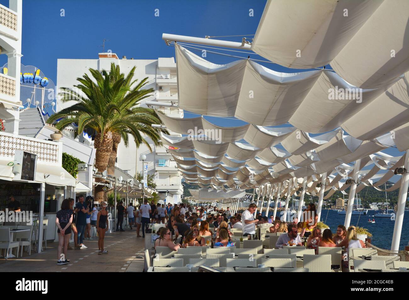 IBIZA, SPAGNA - 12 LUGLIO 2017: Cafe Mambo a San Antonio de Portmany sull'isola di Ibiza. E' un famoso bar sul mare con le migliori vedute del tramonto con liv Foto Stock