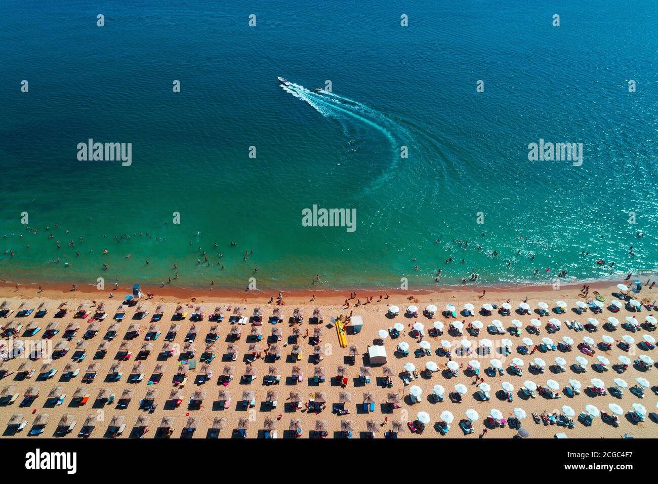 Vista aerea dall'alto di mare, spiaggia, sabbia, ombrelloni e sport acquatici. Stagione estiva. Foto Stock