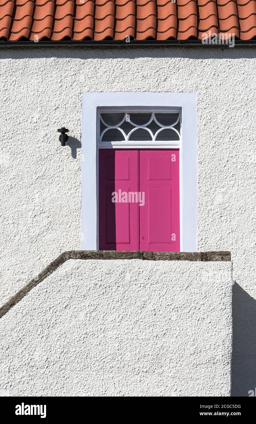 Porta anteriore color magenta dietro la scala d'ingresso anteriore. Foto Stock