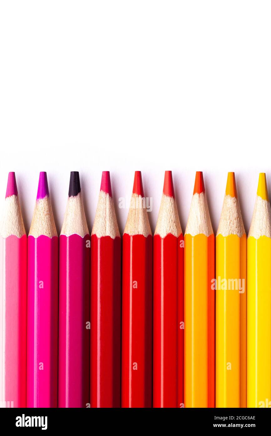 matite di legno multicolore in tonalità rosse su sfondo bianco isolato, mock up, verticalmente Foto Stock