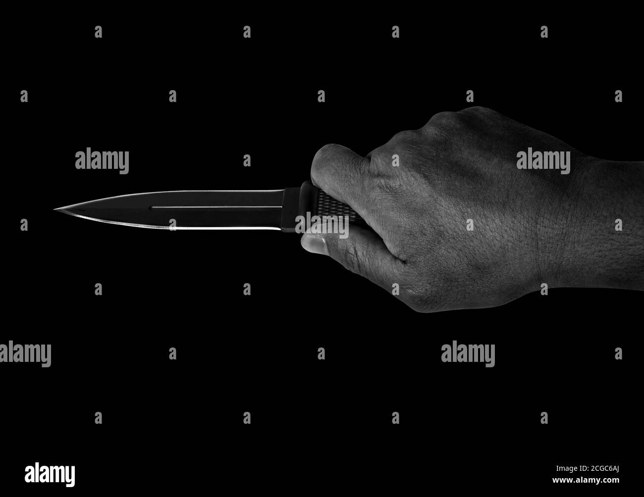 Closeup mano tenendo un coltello da combattimento isolato su sfondo nero, bianco e nero con percorso di ritaglio Foto Stock