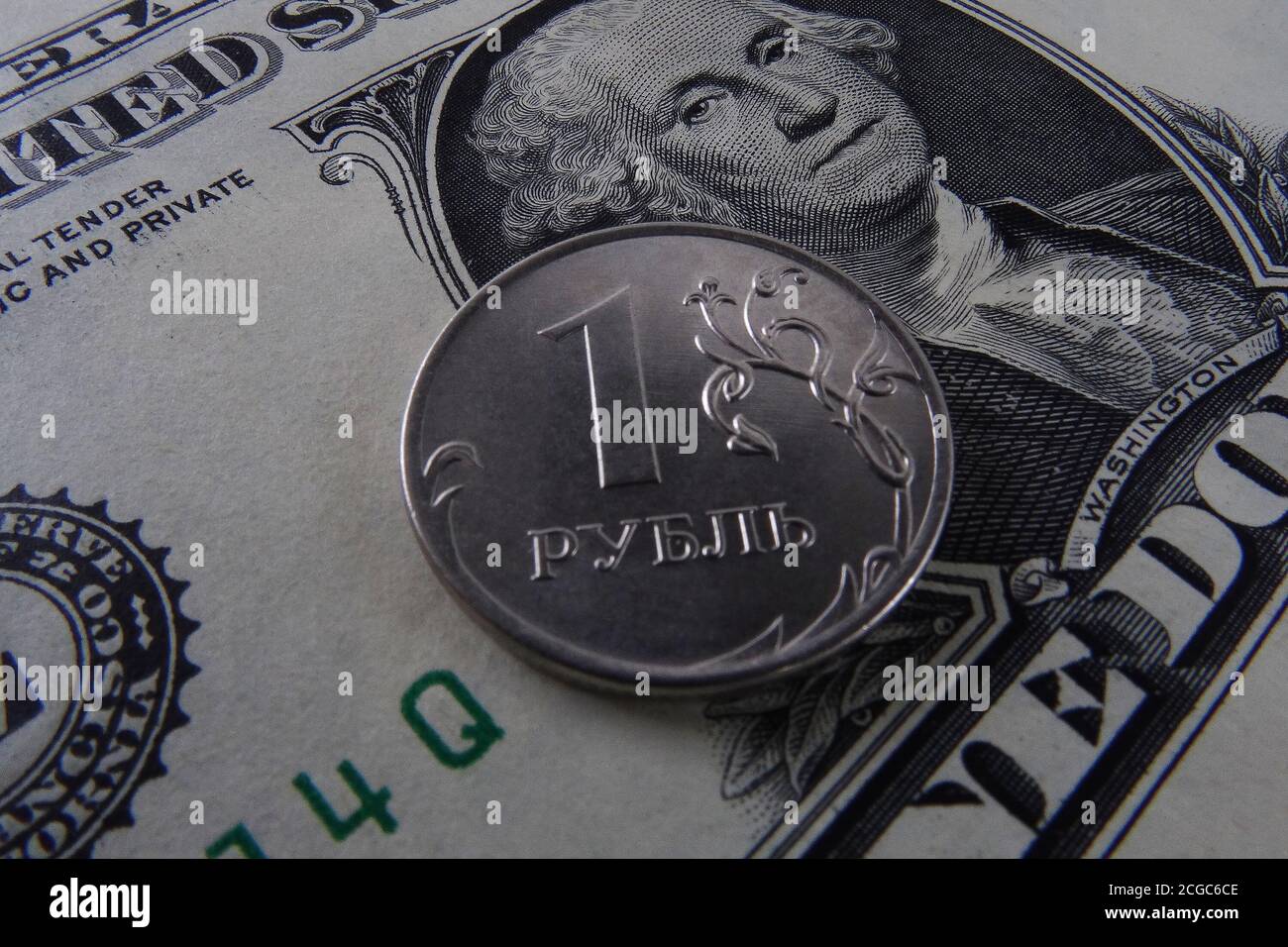 Una moneta ruble su un dollaro di carta. Svalutazione della moneta nazionale Foto Stock