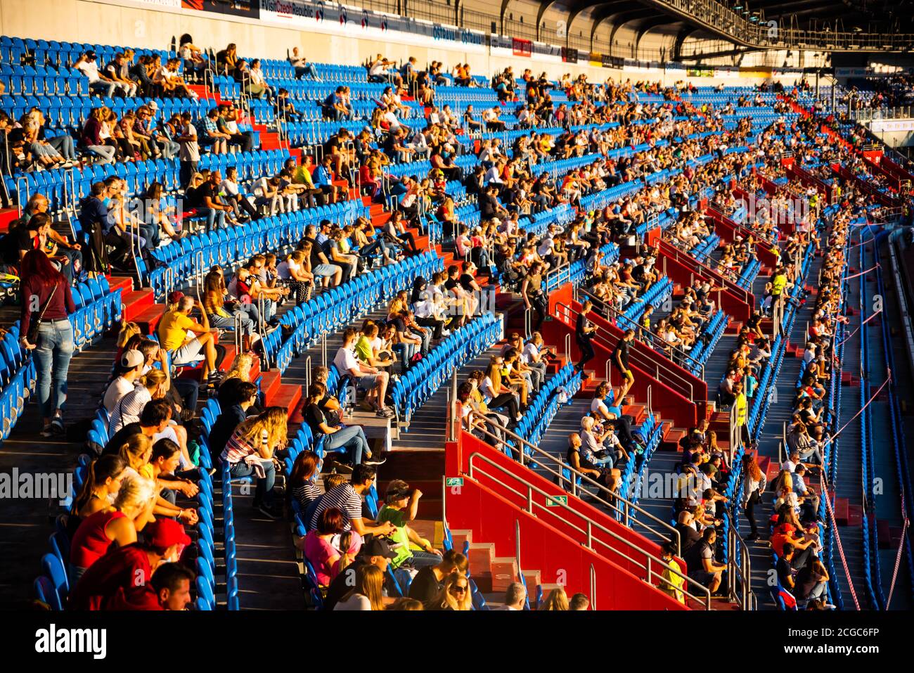 OSTRAVA, REPUBBLICA CECA, SETTEMBRE. 8. 2020: Distanza sociale seduta sullo stadio sportivo. Tifosi allo stadio dopo corona Foto Stock
