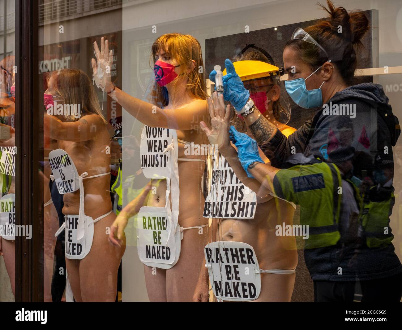 Estinzione i manifestanti della ribellione incollati alla vetrina H&M di Oxford Street contro le pratiche non etiche nel settore della moda il 09/09, 2020 a Londra Foto Stock