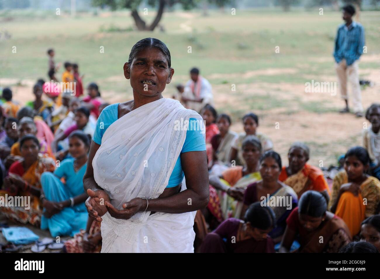 INDIA Jharkhand, ONG Birsa organizzare Adivasi per combattere per i loro diritti fondiari, incontro in villaggio Debrbir / INDIEN , Bundesstaat Jharkhand , Chaibasa , Dorfversammlung mit Adivasi und NGO Birsa im Dorf Debrbi , ONG BIRSA Organisiert Adivasi im Kampf fuer Menschenrechte, und Landrechte, Dienstleistungen und Vertrieb von Dienstleistungen und Vertrieb von Dienstleistungen und Vertrieb von Dienstleistungen Foto Stock