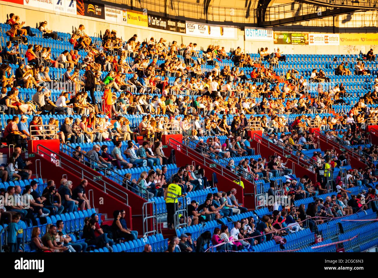 OSTRAVA, REPUBBLICA CECA, SETTEMBRE. 8. 2020: Distanza sociale seduta sullo stadio sportivo. Tifosi allo stadio dopo corona Foto Stock