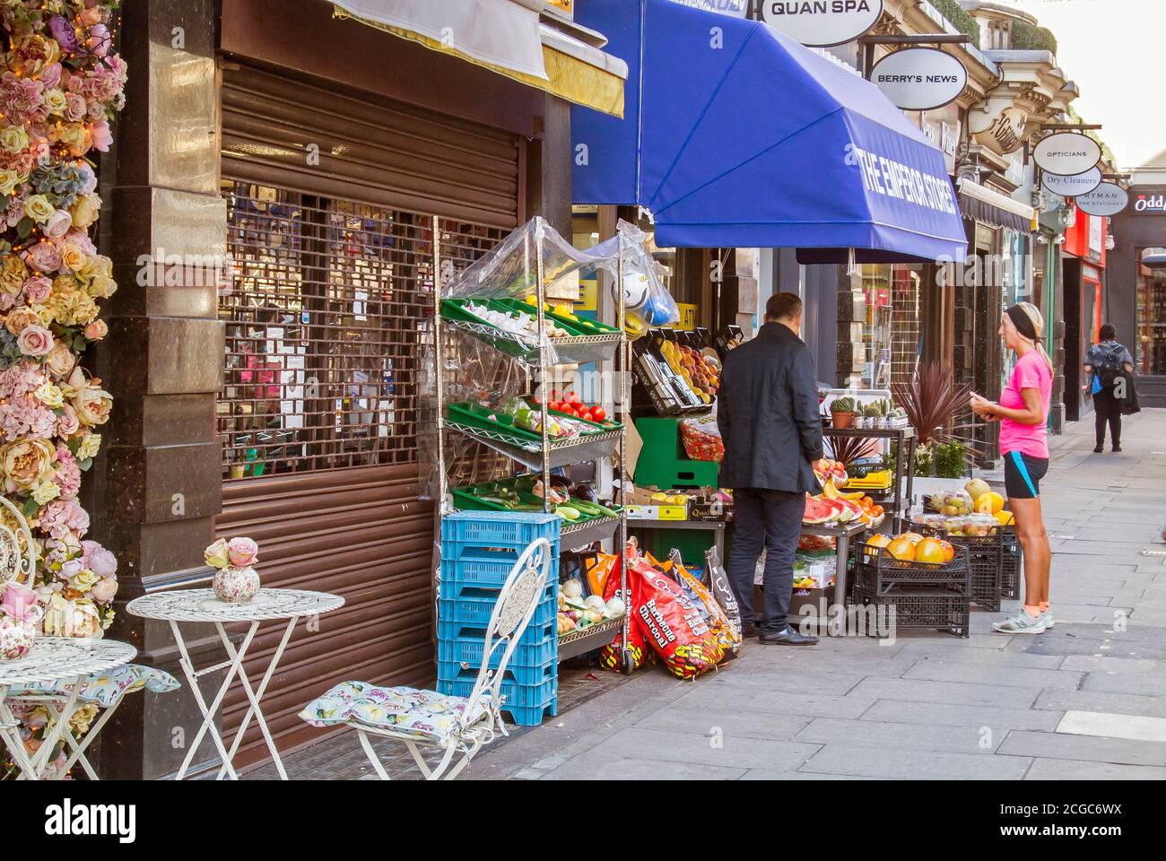 Row of Shops St George's Court, Gloucester Road, Londra Foto Stock