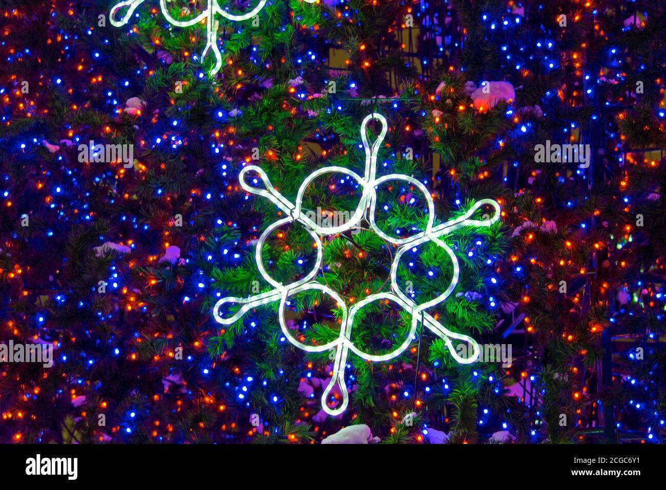 Fiocco di neve al neon sull'albero di Natale. Foto Stock