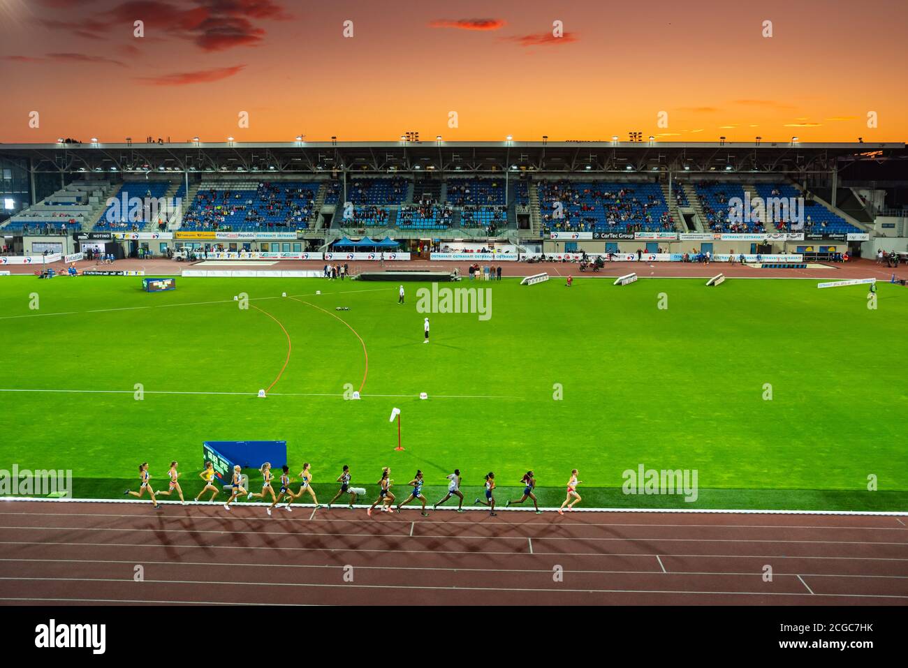 OSTRAVA, REPUBBLICA CECA, SETTEMBRE. 8. 2020: Pista professionale a lunga distanza e gara femminile di atletica da campo. Foto Stock