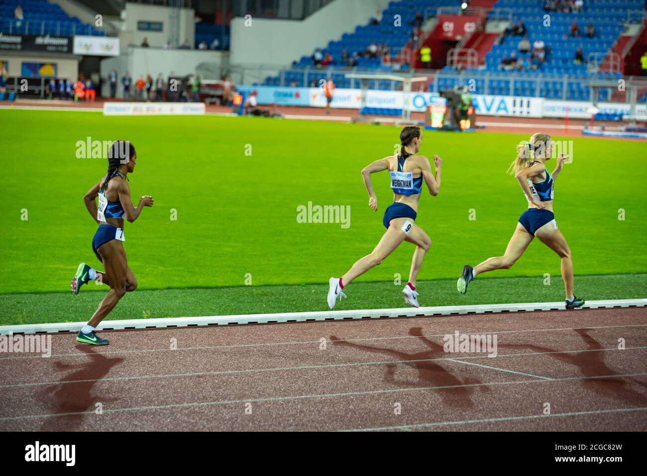 OSTRAVA, REPUBBLICA CECA, SETTEMBRE. 8. 2020: Pista professionale a media distanza e gara femminile di atletica da campo. 1500 metri. Sfondo originale per s. Foto Stock
