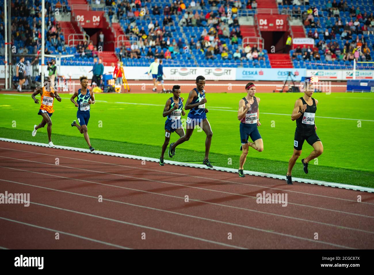 OSTRAVA, REPUBBLICA CECA, SETTEMBRE. 8. 2020: Gara professionale di pista e campo. Atleta a lunga distanza sulla pista di atletica in 5000 metri di corsa. Foto Stock