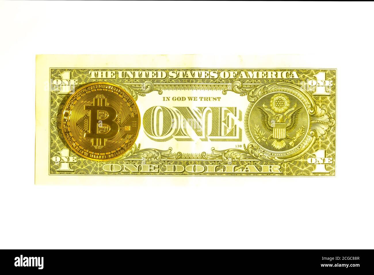 Una bolletta del dollaro e una moneta di bitcoin. Isolare la vista dall'alto. Foto Stock