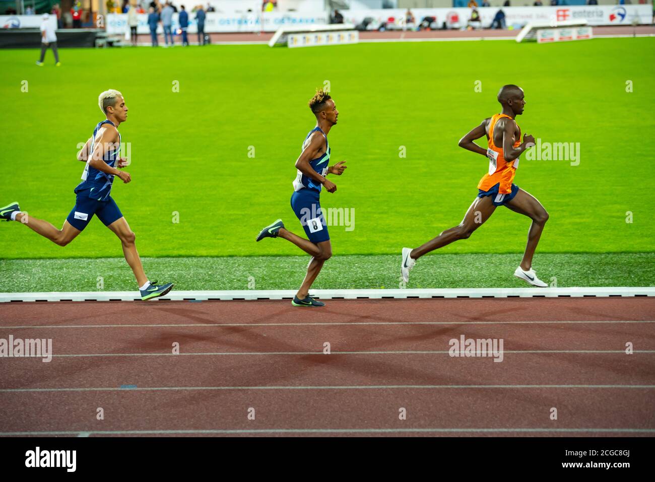 OSTRAVA, REPUBBLICA CECA, SETTEMBRE. 8. 2020: Jacob Kiplimo Uganda corridore a lunga distanza in 5000 metri di gara atletica professionale, preparazione per l'oly Foto Stock
