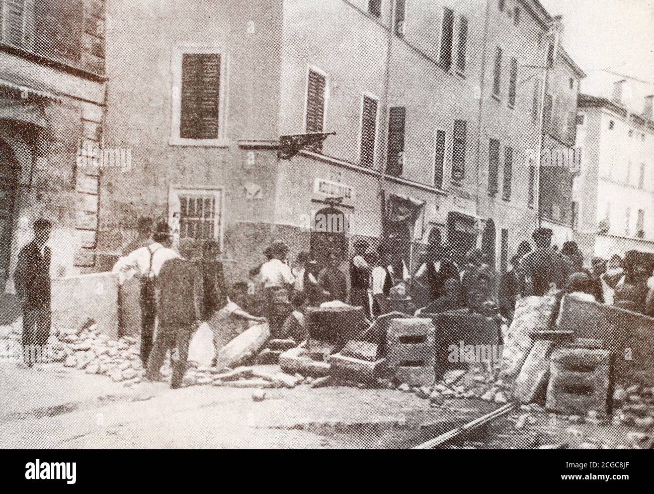 Lavoratori antifascisti a Parma in una barricata nell'agosto 1922. Foto Stock