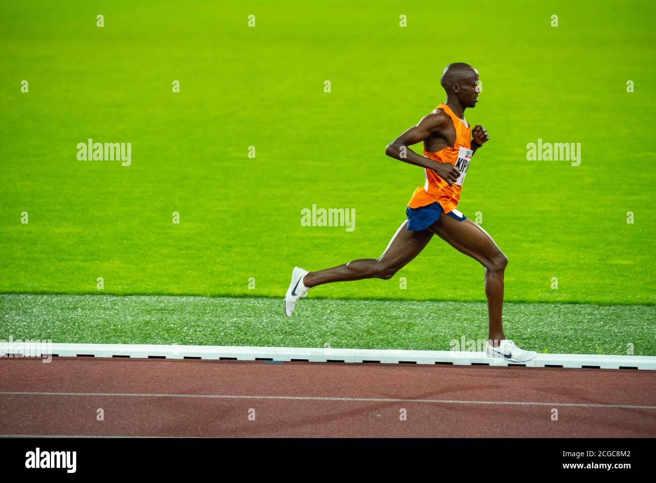 OSTRAVA, REPUBBLICA CECA, SETTEMBRE. 8. 2020: Jacob Kiplimo Uganda corridore a lunga distanza in 5000 metri di gara atletica professionale, preparazione per l'oly Foto Stock