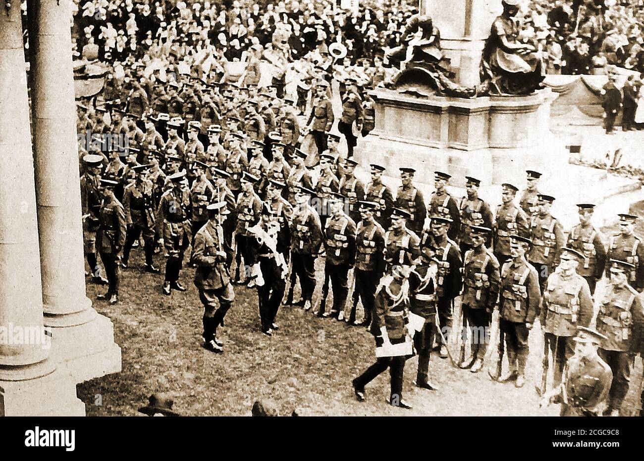 22 giugno 1921 - il re britannico (George V) ispeziona le truppe all'apertura del Parlamento irlandese al Municipio di Belfast. Arrivò a Donegal Quay accompagnato dalla Regina Maria. Foto Stock