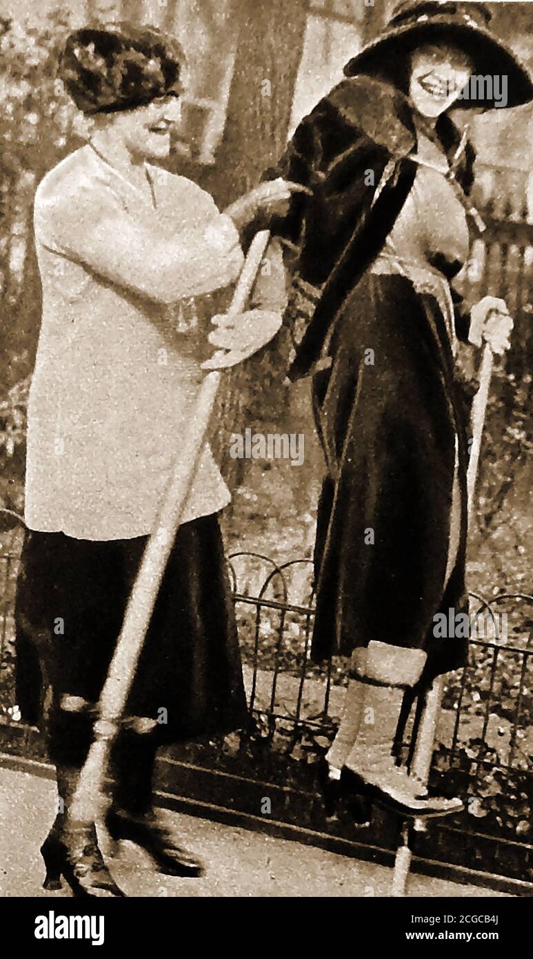 1922 - l'attrice di Vaudeville Peggy o'Neil prova l'allora nuova mania di Pogo Sticks - Red Haired Peggy o'Neil (nato Margaret o'Neil, (1898 -1960) è stato creduto essere nato a Gneeveguilla / Gneevgullia, County Kerry ma può essere nato negli Stati Uniti? . La famiglia era in Canada e poi a Rochester, New York, Stati Uniti. Nel 1921, un valzer popolare 'Peggy o'Neil' con parole è stato scritto su di lei 'Peggy o'Neil è una ragazza che potrebbe rubare qualsiasi cuore, ovunque ...') George B. Hansburg un migrante russo è accreditato di introdurre il bastone di pogo in America Foto Stock