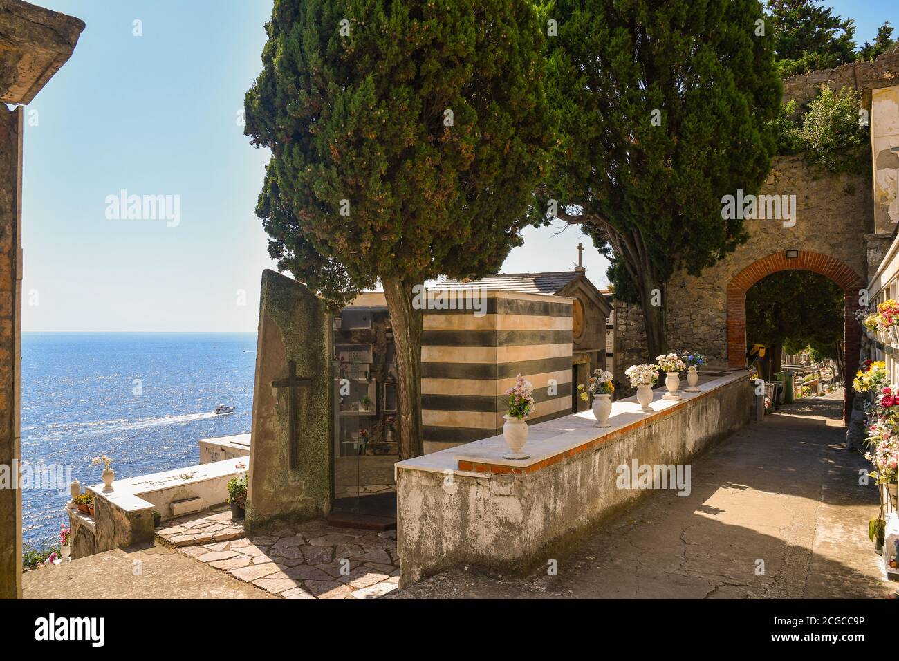 Un percorso attraverso le tombe nel vecchio cimitero che domina il mare, Porto Venere, la Spezia, Liguria, Italia Foto Stock