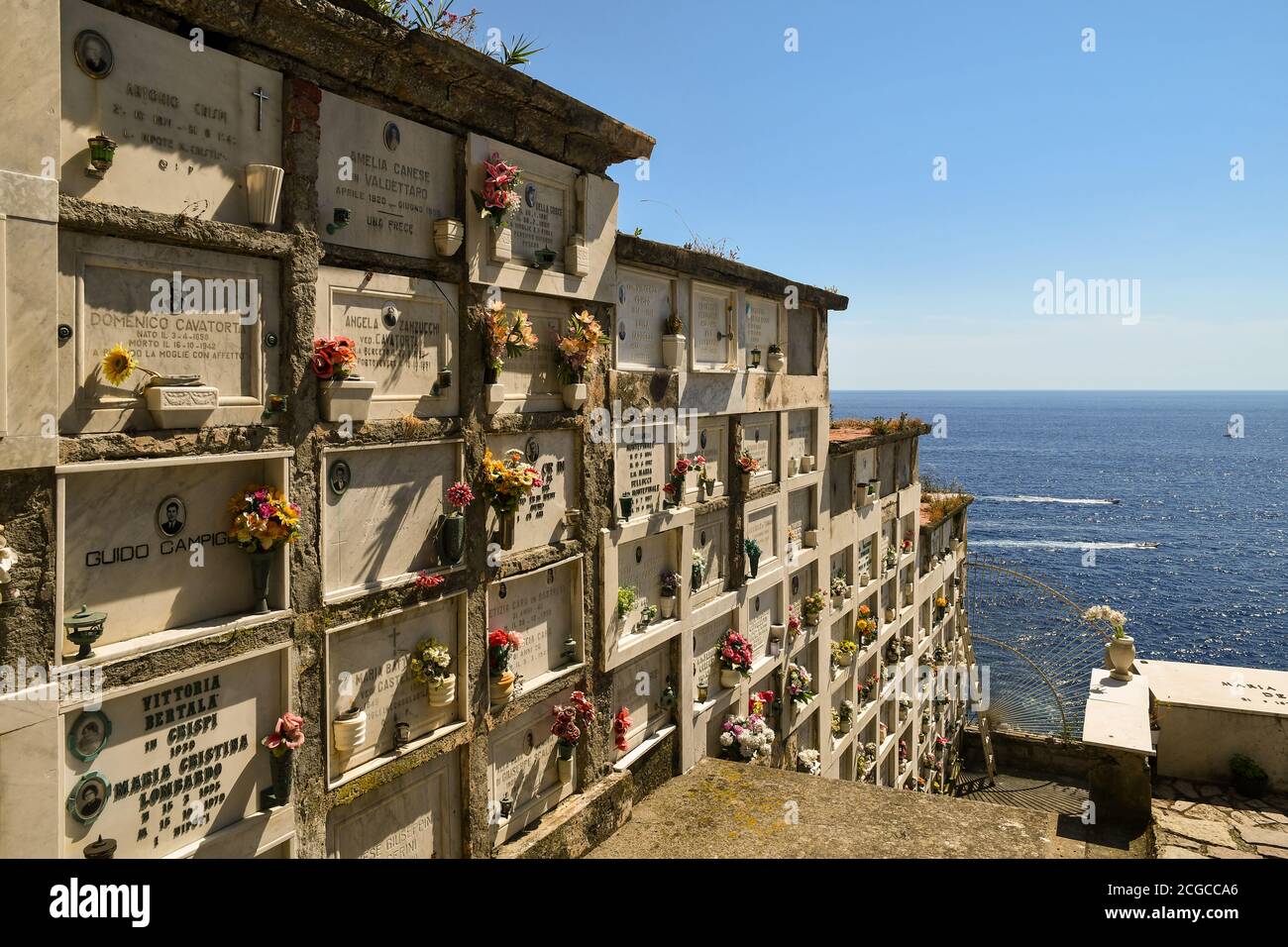 Nicchie nel cimitero che si affaccia sul mare, Porto Venere, la Spezia, Liguria, Italia Foto Stock