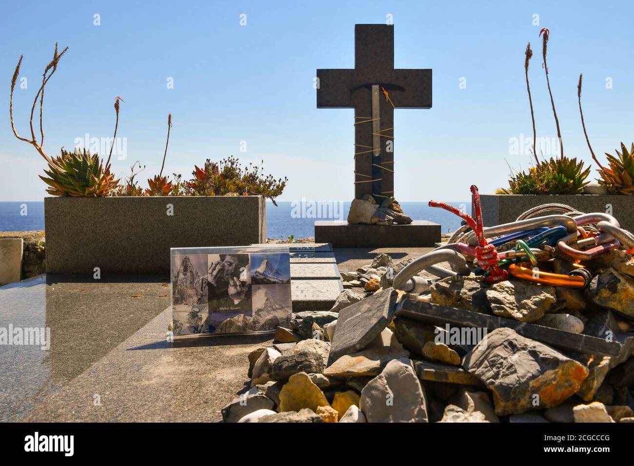 La tomba del famoso alpinista Walter Bonatti (1930-2011) nel cimitero che domina il mare, Porto Venere, la Spezia, Liguria, Italia Foto Stock