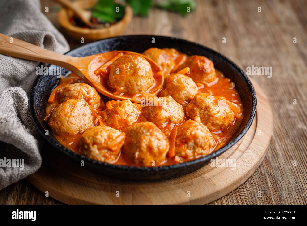 Polpette in una padella in salsa di pomodoro dolce e affumosa Foto Stock