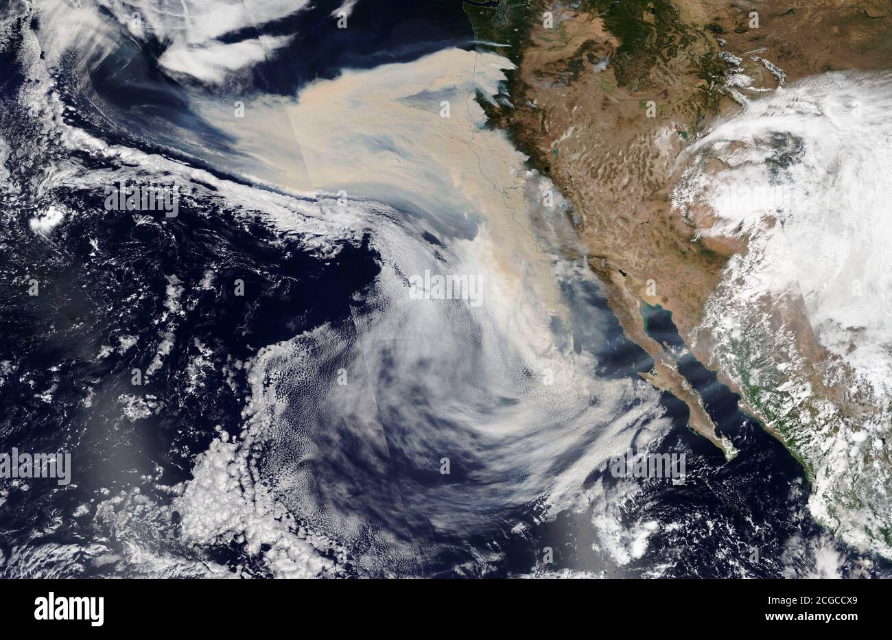 USA - 9 settembre 2020 - una grande nuvola di Fumo da centinaia di incendi che bruciano in diversi Stati Uniti occidentali gli stati sono stati catturati dai satelliti della NASA su Foto Stock