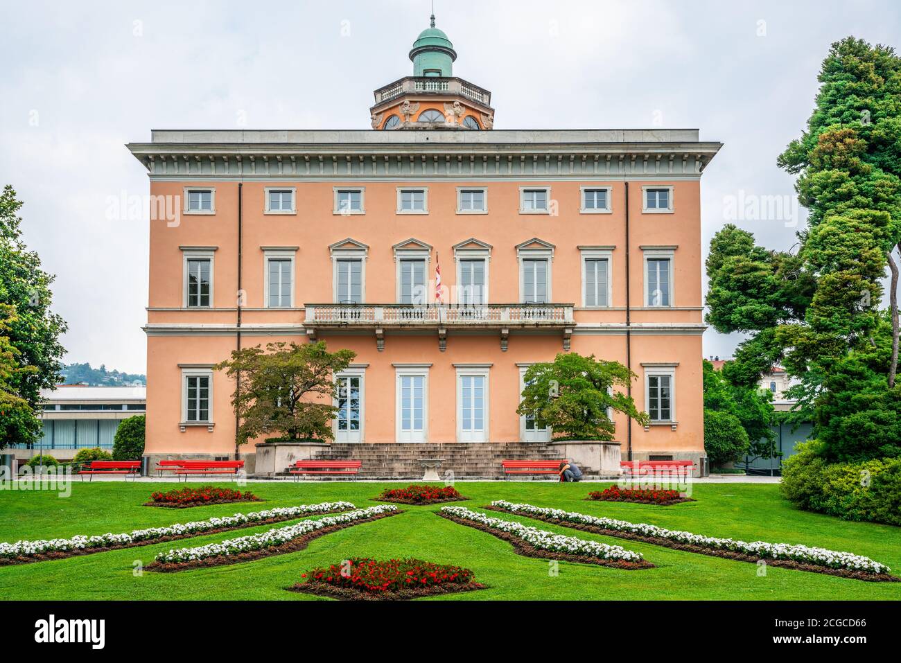 Storica veduta arancione di Villa Ciani sul Parco Civico pubblico giardino a Lugano Ticino Svizzera Foto Stock