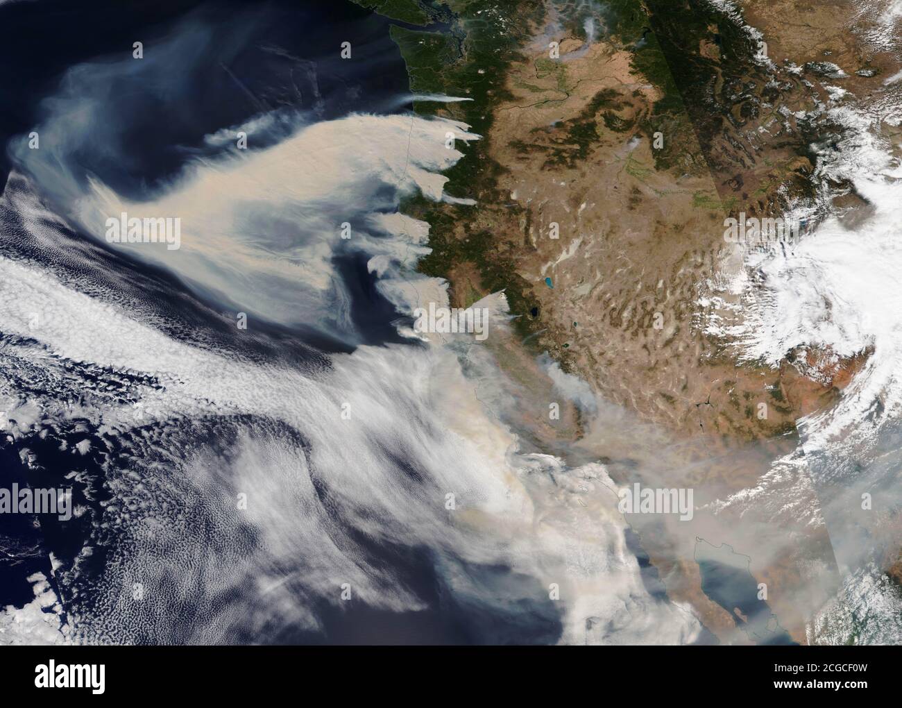 USA - 8 settembre 2020 - una grande nuvola di Fumo da centinaia di incendi che bruciano in diversi Stati Uniti occidentali gli stati sono stati catturati dai satelliti della NASA su Foto Stock