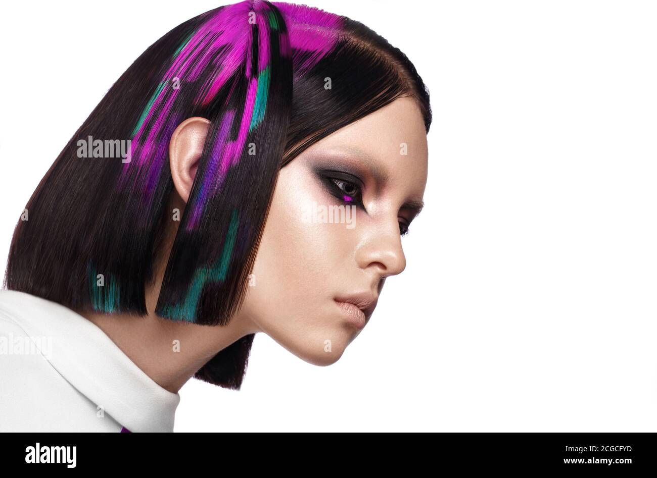 Bellissima ragazza con multi-colore di capelli e creative make up e acconciatura. Bellezza viso. Foto Stock