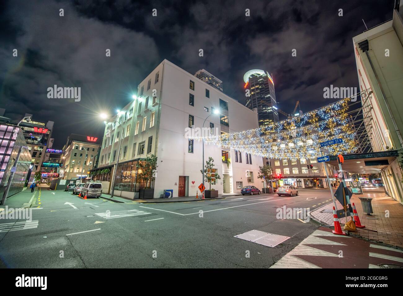 AUCKLAND, NUOVA ZELANDA - 26 AGOSTO 2018: Strade ed edifici cittadini di notte. Foto Stock