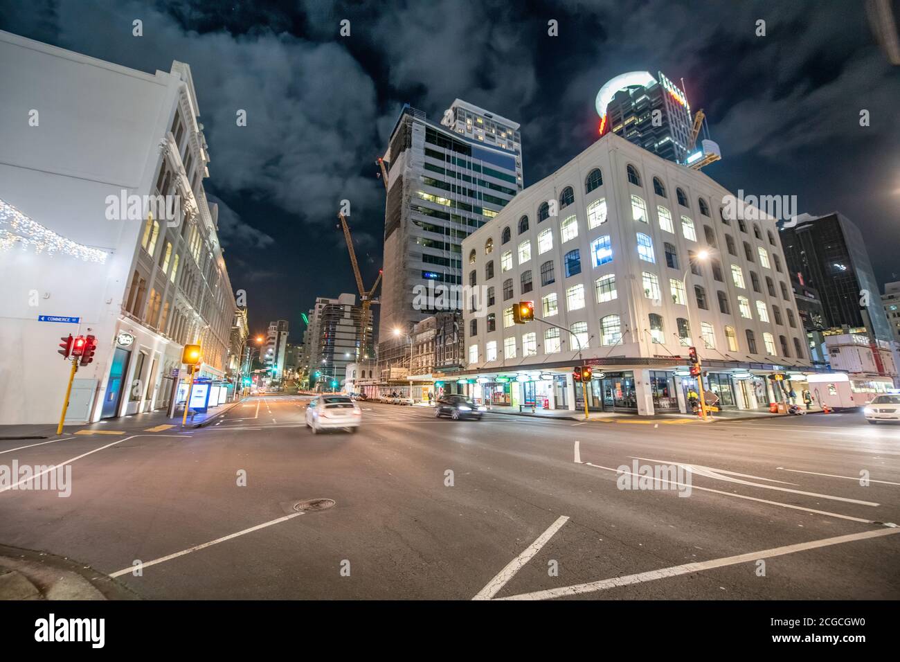 AUCKLAND, NUOVA ZELANDA - 26 AGOSTO 2018: Strade ed edifici cittadini di notte. Foto Stock