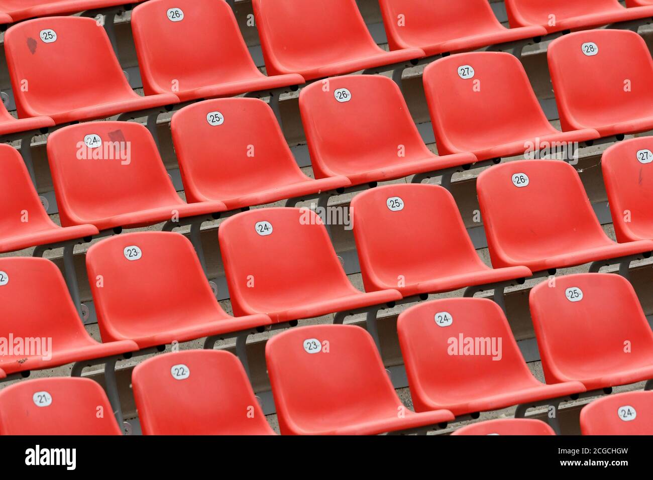 Posti a sedere rossi nello stadio BayArena di Leverkusen. Foto Stock