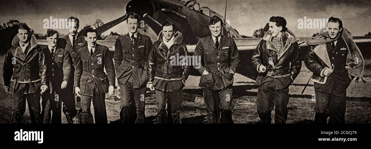 Un giornale di taglio mostra , uno squadrone di piloti della Royal Air Force (RAF), in piedi di fronte a un uragano Hawker. Gli aviatori combattevano nella battaglia della Gran Bretagna durante la seconda guerra mondiale. Noto anche come 'i pochi', un termine che è venuto dalla frase di Winston Churchill 'mai, nel campo del conflitto umano, è stato tanto dovuto da molti a così pochi.' Foto Stock