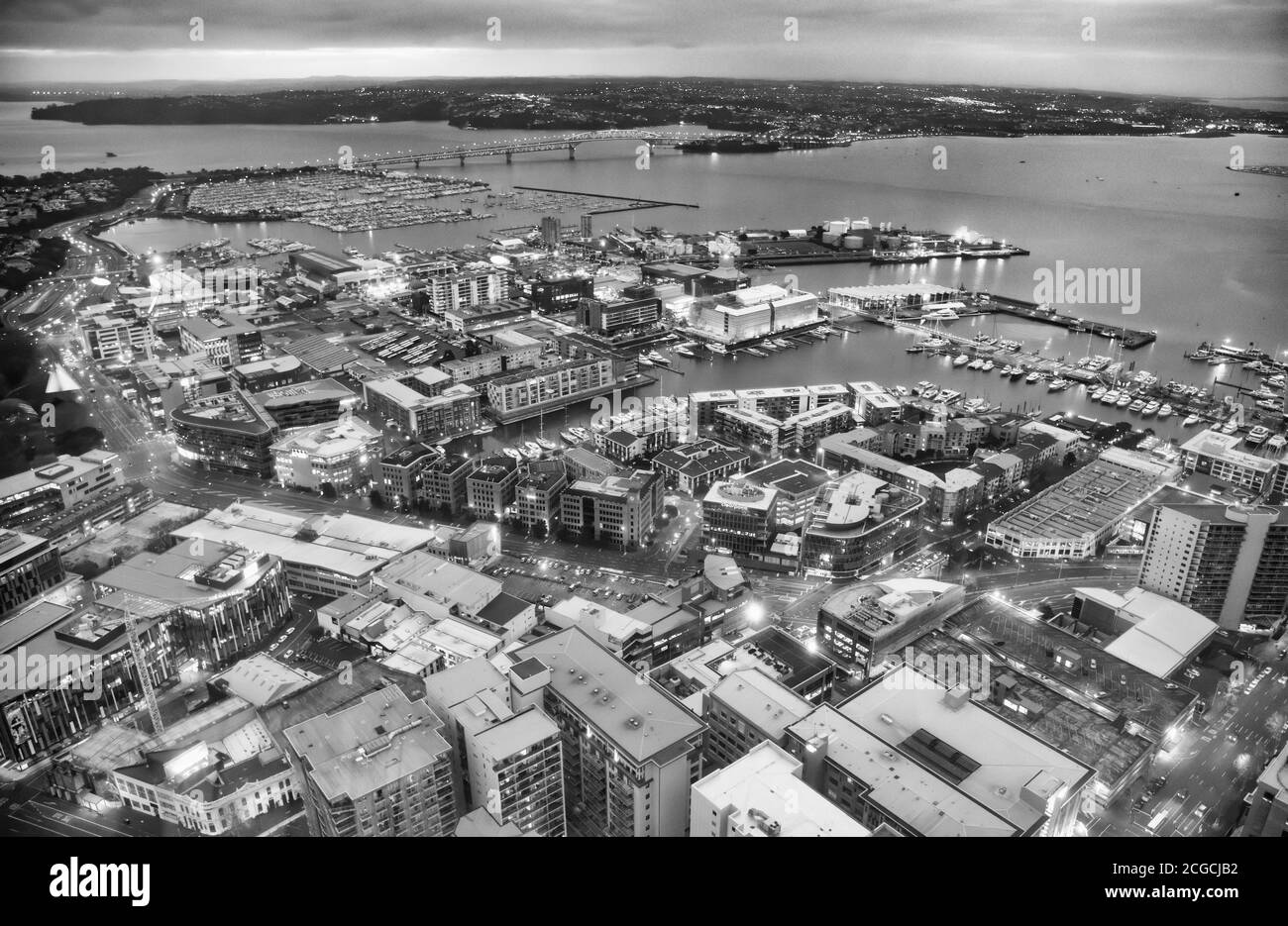 AUCKLAND, NUOVA ZELANDA - 26 AGOSTO 2018: Vista aerea della città al tramonto. Foto Stock