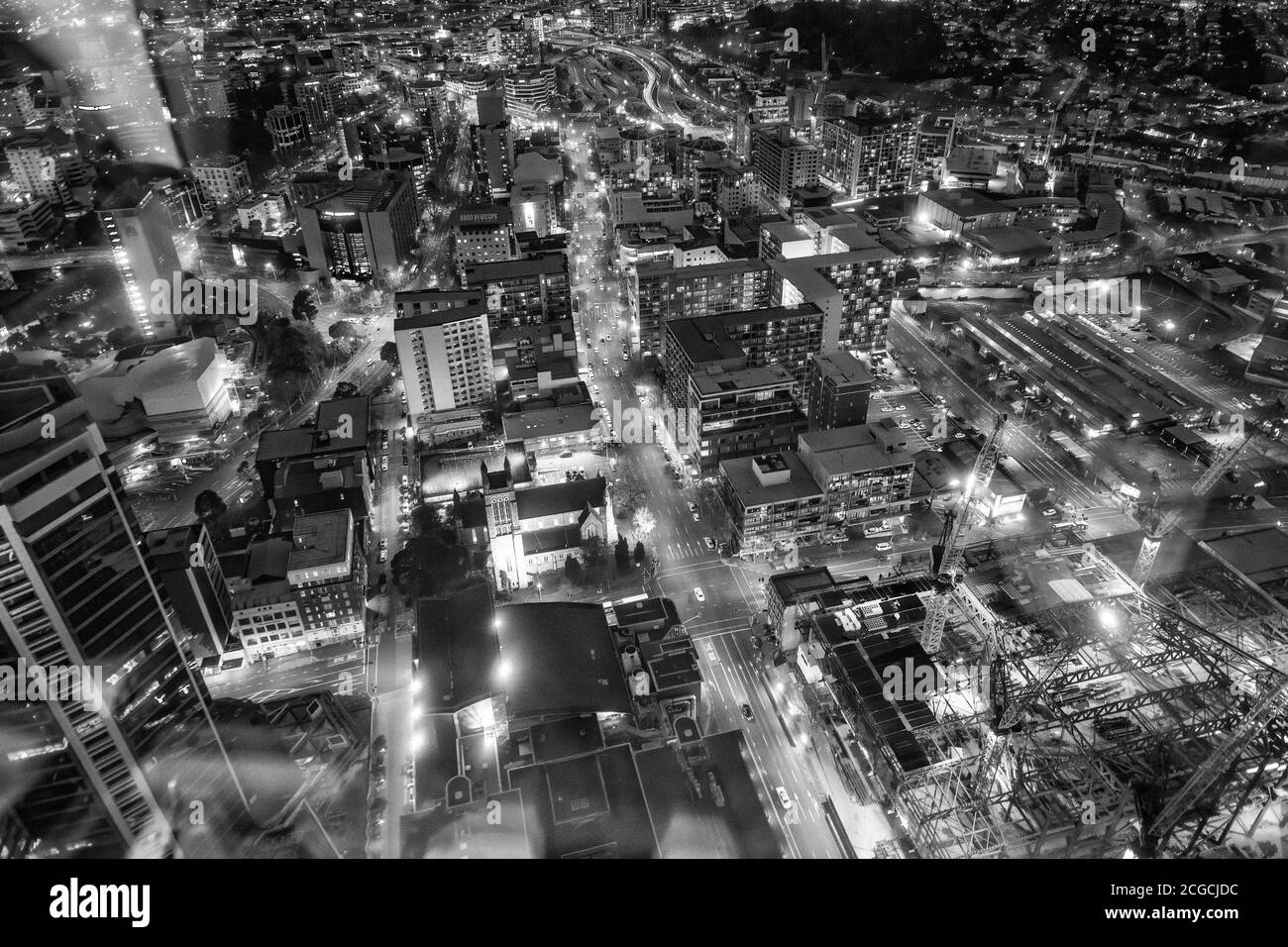 AUCKLAND, NUOVA ZELANDA - 26 AGOSTO 2018: Vista aerea della città di notte. Foto Stock