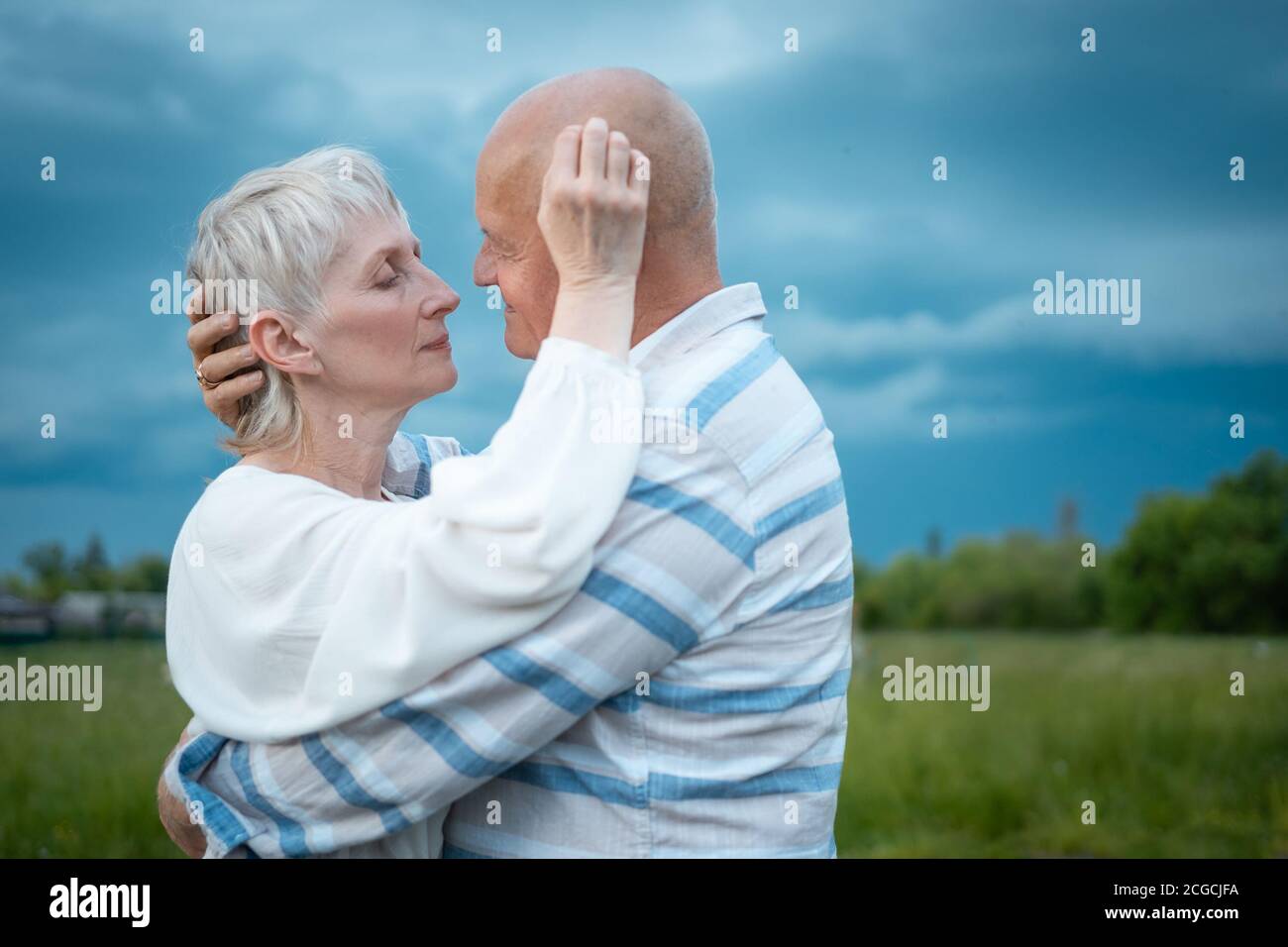 happy senior coppia hanno incontri romantici e balli all'aperto a. estate Foto Stock